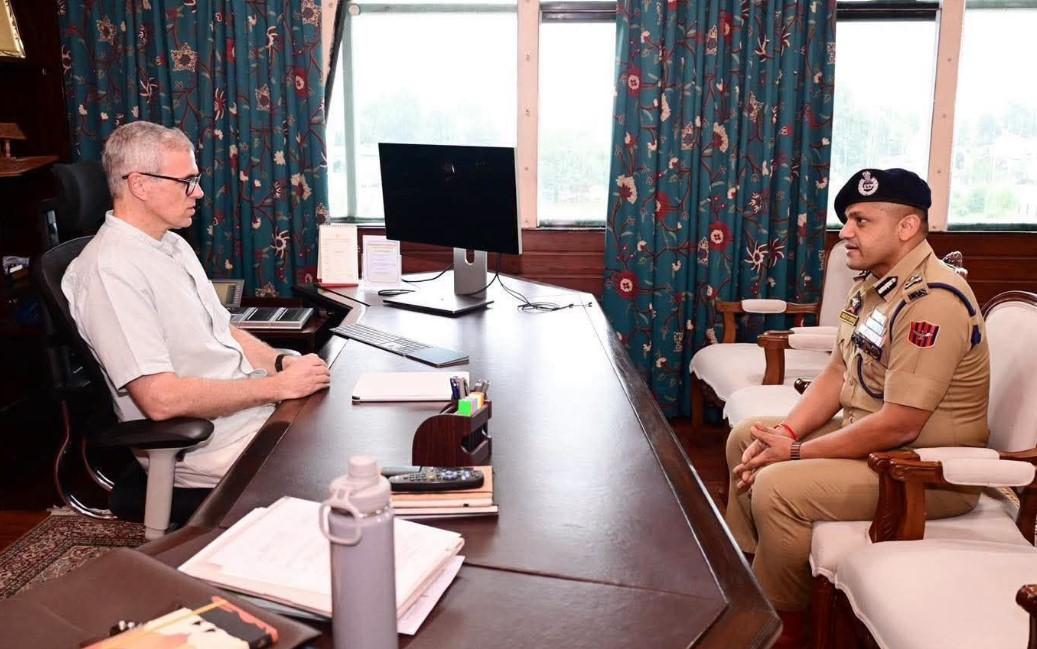 IGP Kashmir Sujit Kumar Calls on Chief Minister at Civil Secretariat