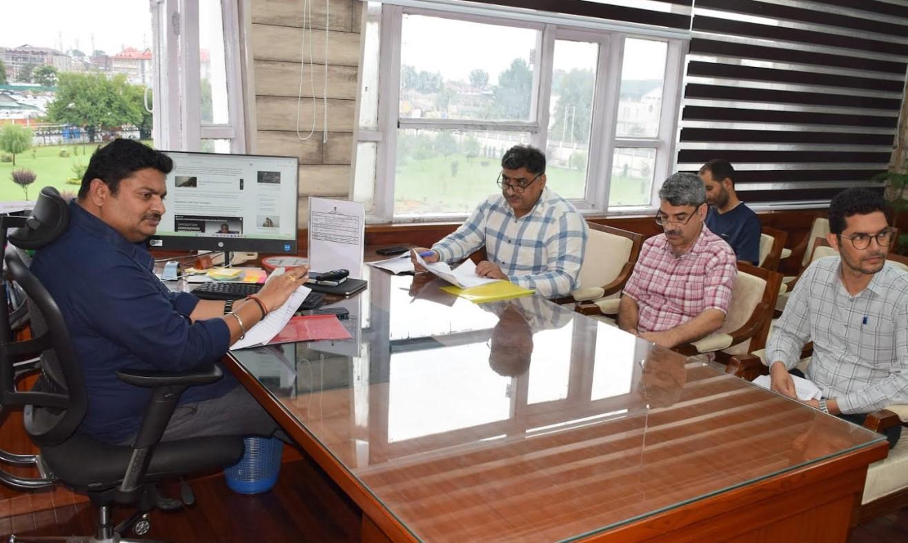 Inclement Weather: Divisional Commissioner Kashmir M Raju  reviews overall scenario, functioning of services