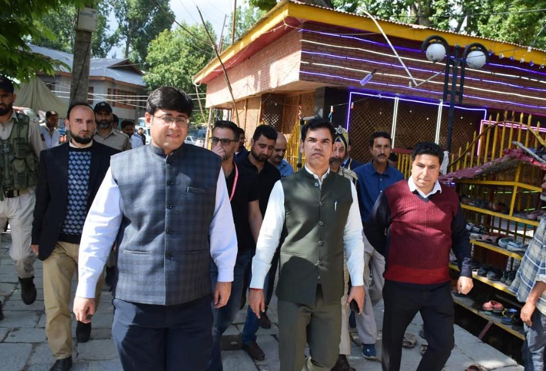 Div Com Kashmir visits Tulmulla,  reviews arrangements for Mela Kheerbhawani
