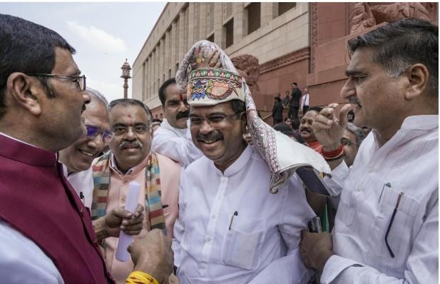 BJP greets Pradhan with ‘Zindabad’ slogans; Opposition counters with ‘Paper Chor’ jibe