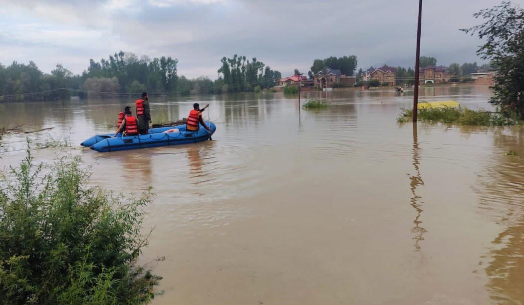 200 families evacuated from flood-affected areas of Srinagar