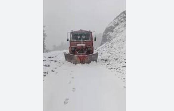 BRO intensifies snow clearance on Mughal, Basohli-Bhaderwah roads in Jammu after heavy snowfall