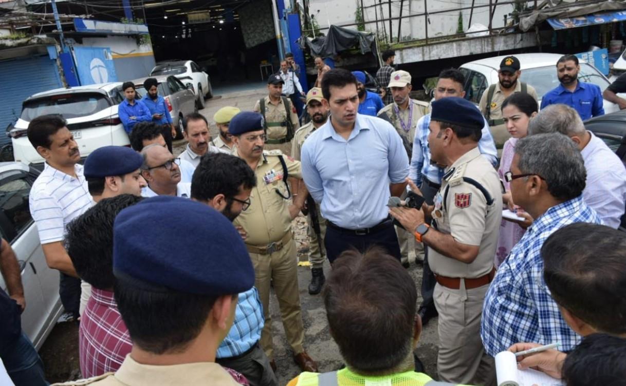 DC Jammu directs measures to ease traffic in city with focus on Kunjwani, Satwari, Narwal-Kunjwani stretches