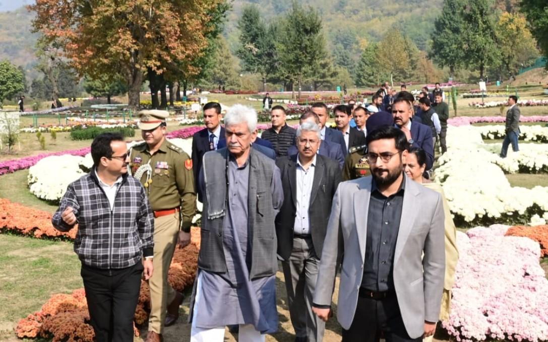 J&K LG Manoj Sinha visits Valley’s first Chrysanthemum theme garden