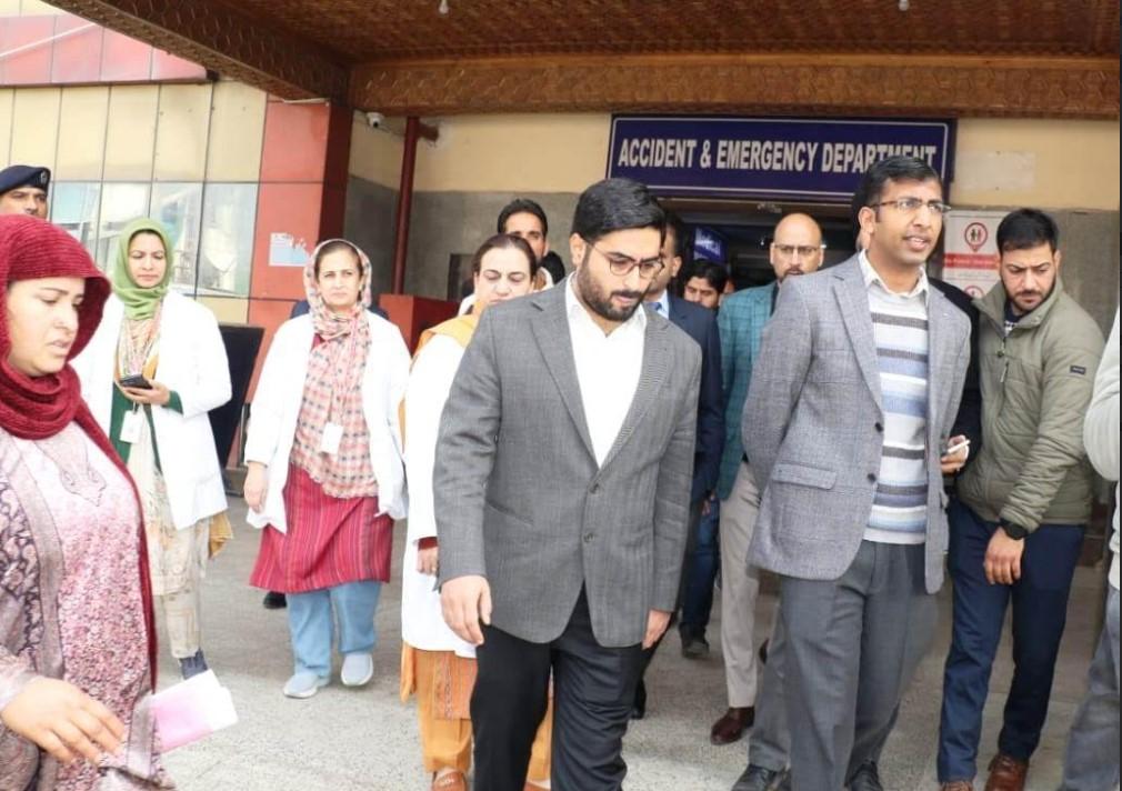 Div Com Kashmir, Deputy Commissioner Srinagar Visit SMHS, Ujala Hospitals; enquire about well-being of injured persons