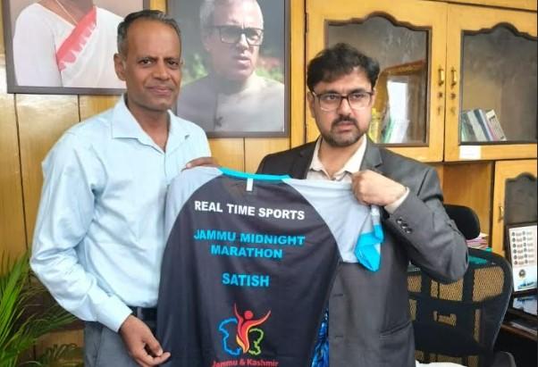 Satish Sharma unveils official Jersey for 3rd edition of Jammu Midnight Marathon