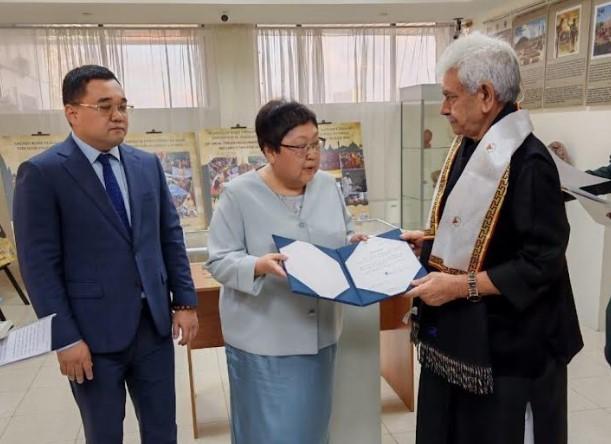 Lieutenant Governor hands over exhibitions belonging to Buddhist union & national museum in Russia