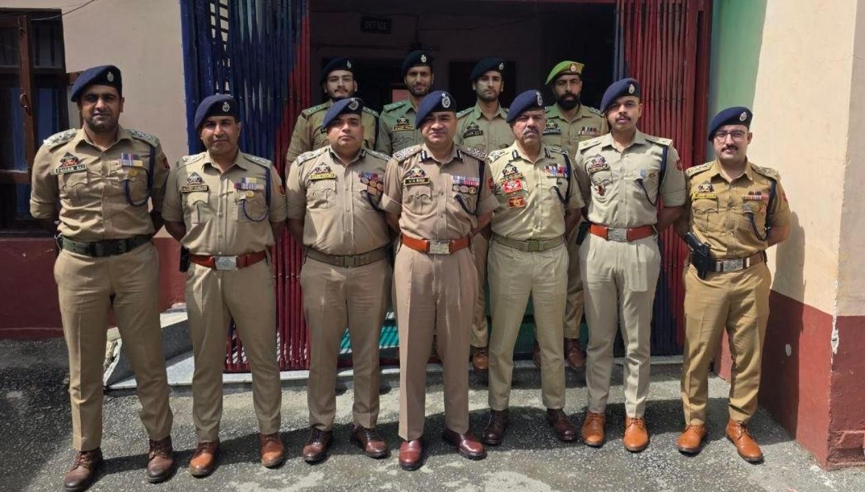 DGP Prabhat reviews Security Operations along Faultlines in Central Kashmir