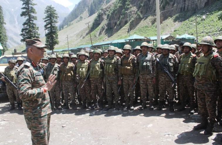 Chinar Corps Commander reviews security in Kashmir Valley