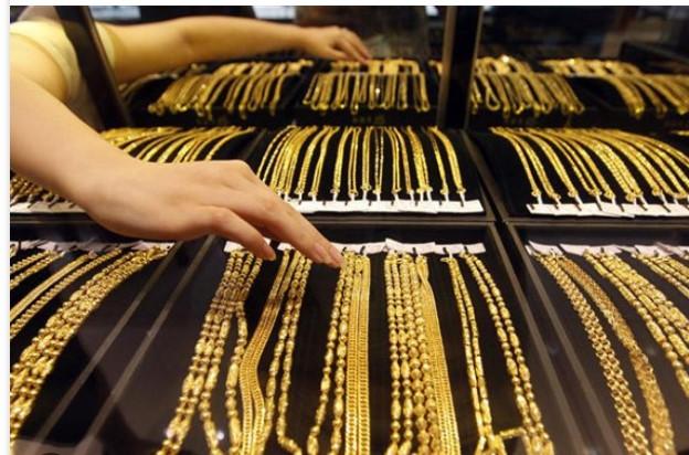 Gold futures hit record Rs 1.22 lakh 10g on global worries dovish Fed cues