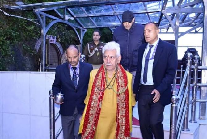 LG Sinha pays obeisance at Mata Vaishno Devi Shrine