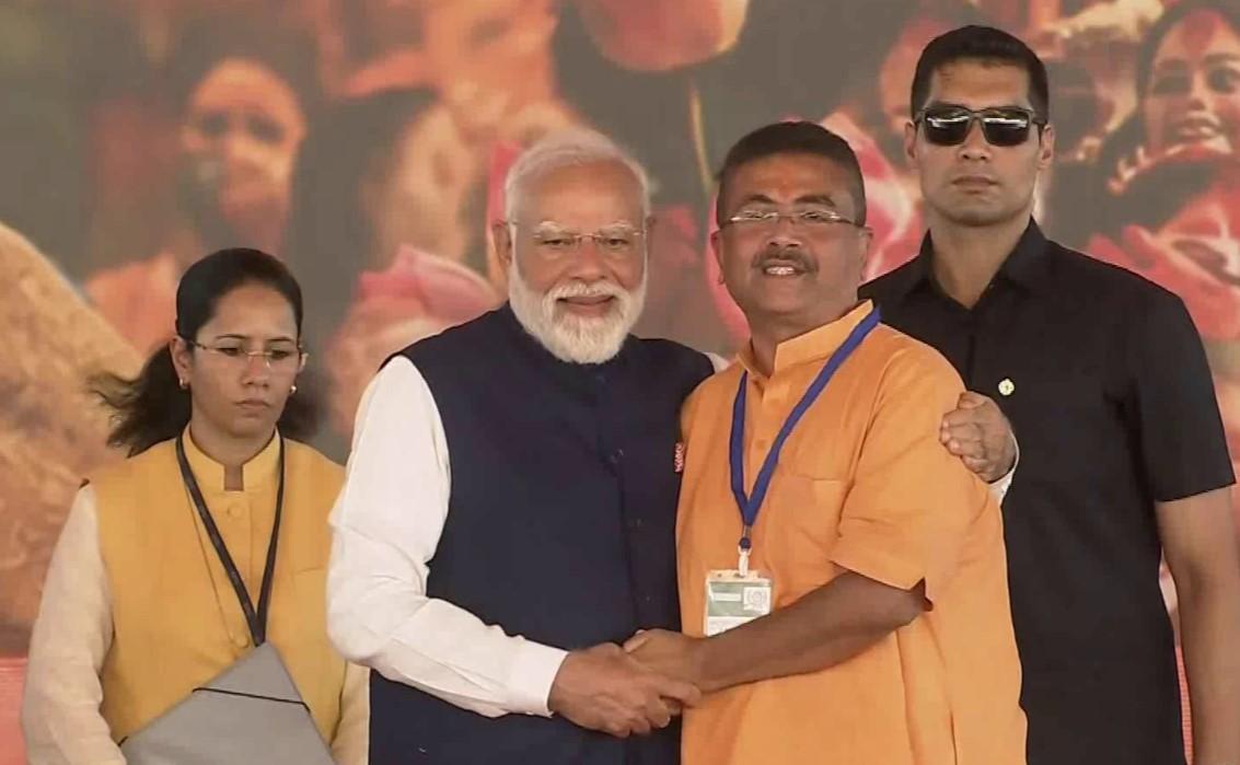 Kolkata: BJP leader Suvendu Adhikari takes oath as the first BJP Chief Minister of West Bengal since independence