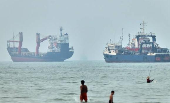 Iran, Oman working on plan to reopen Strait of Hormuz
