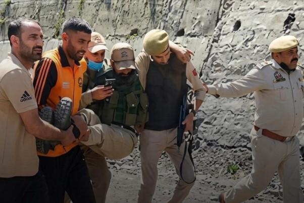 PSO injured in shooting stone incident on NH-44 in Ramban