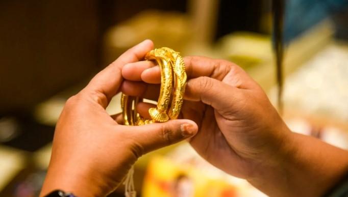 Gold surges to record Rs 1.17 lakh/10 g on safe-haven demand amid US shutdown fears