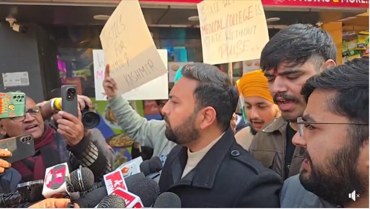 #jammu का युवा पढ़ाई करना चाहता हैं, लेकिन सियासत में पिस रहा हैं #protest