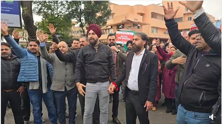All Banks employees protest; Demand #saturday aur #sunday honi chahiye Shutti