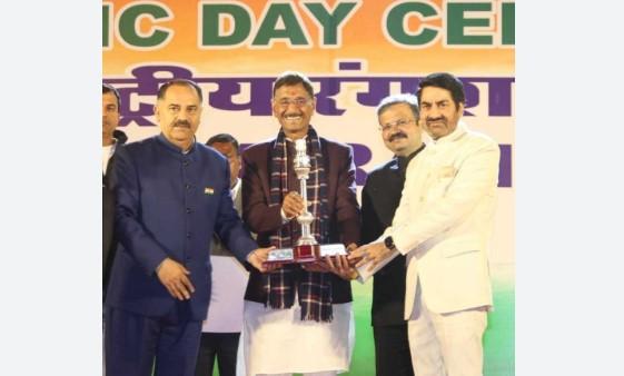 Union Minister presents second best Republic Day tableau award to J&K Official