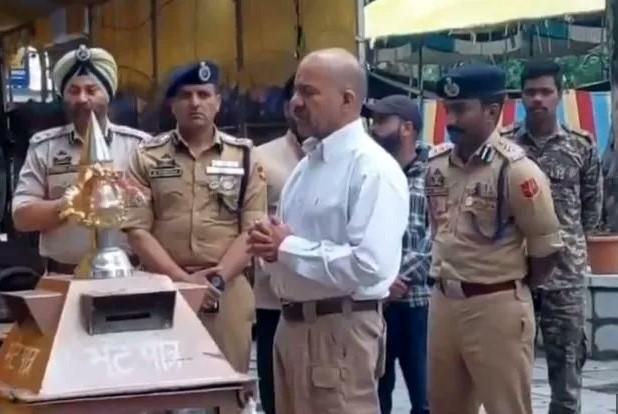 DGP Nalin Prabhat visits Mata Kheer Bhawani Temple in central Kashmir’s Ganderbal