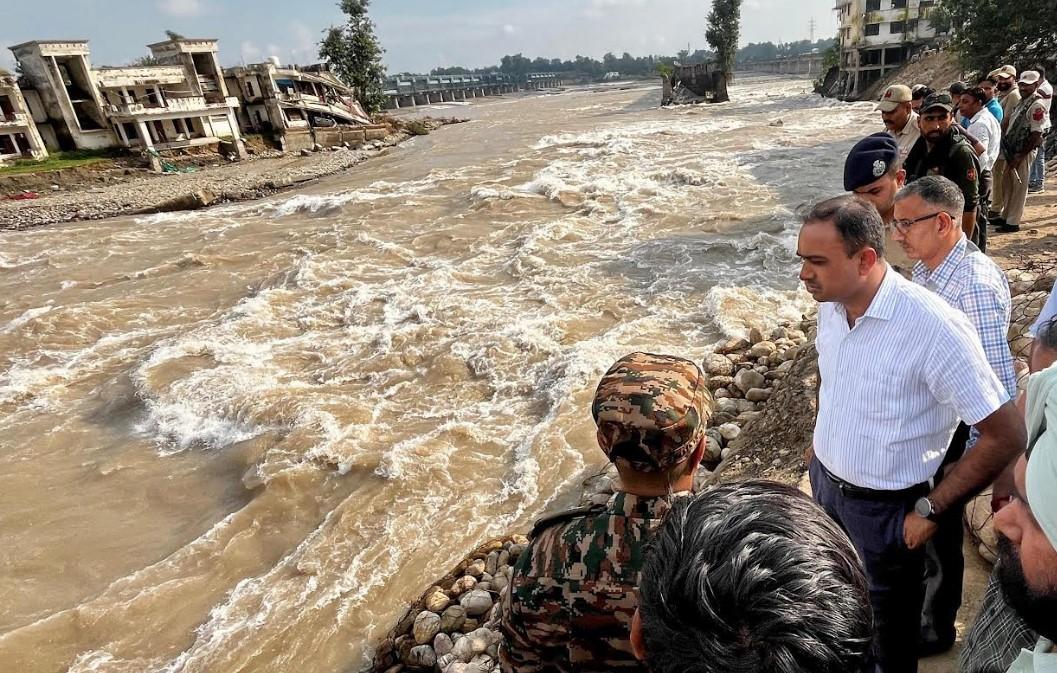 Div Com Jammu inspects protection works on Ravi River embankment at Lakhanpur