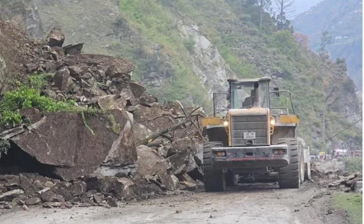 NH-44 shut after heavy landslide near Digdol, Khooni Nallah: SSP traffic
