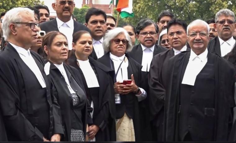 Expressing solidarity with protesting students, SC advocates recite Constitution's Preamble