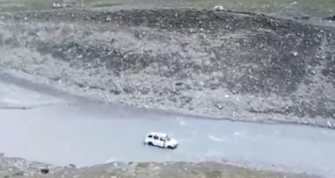 Two killed, 3 others injured after their vehicle plungs into river In Drass