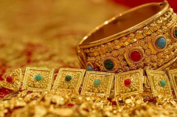 Gold retreats from record highs; declines Rs 606 to Rs 1,07,122/10 g on profit-booking