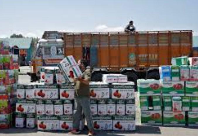 Kashmir apple growers traders protest closure of Jammu-Srinagar highway