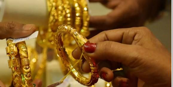 Gold hits record Rs 1.38 lakh 10g in futures trade tops USD 4 500 ounce in int'l markets