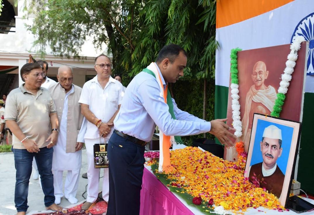 Div Com Jammu pays tributes to Mahatma Gandhi, Lal Bahadur Shastri on Gandhi Jayanti