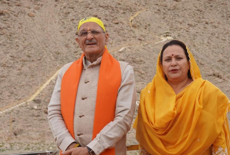 LG Kavinder, First Lady Bindu Gupta pay obeisance at Gurudwara Pathar Sahib