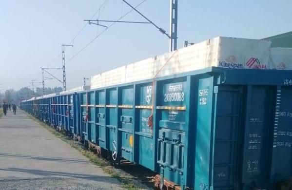 Jammu Railways dispatch apple containers to Kashmir for storage purpose
