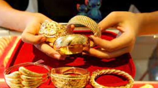 Gold hit record Rs 1.27 lakh 10 g crosses USD 4 200 ounce on Fed rate cut hopes