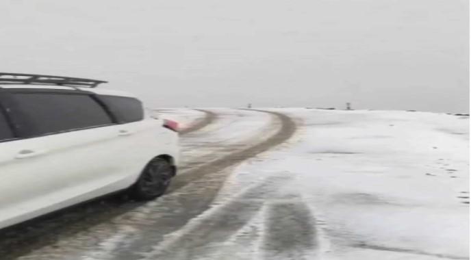 Fresh Snowfall Covers Wari La Pass in Ladakh During Summer