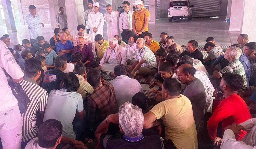 Sadhotra visits Border Shelter Camps, lauds relief efforts of Omar Abdullah Government, Social organizations