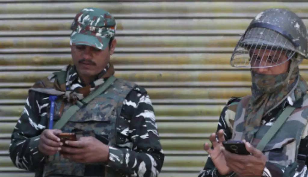Jammu and Kashmir: Hours After Postpaid Mobile Services Restored, SMS Banned in Valley