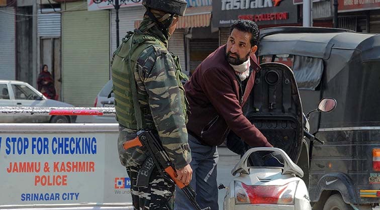 CRPF personnel search pvt vehicles, scooters in Srinagar