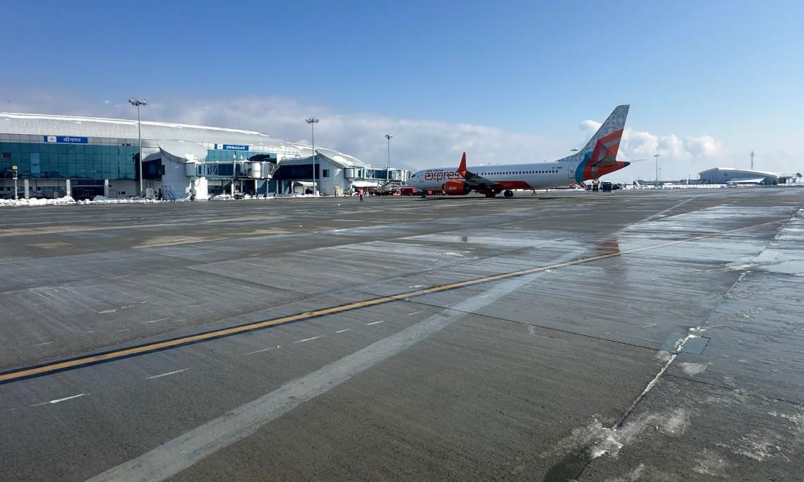 Weather improves in Kashmir after day of heavy snowfall, flights resume at Srinagar airport