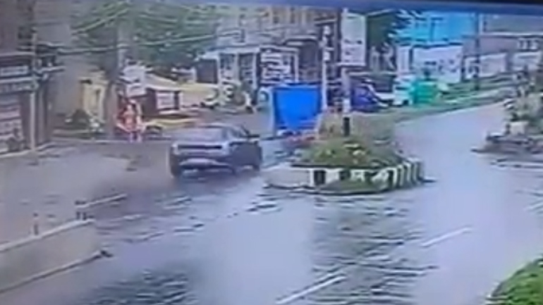 J&K: Man killed, his wife critical in road accident