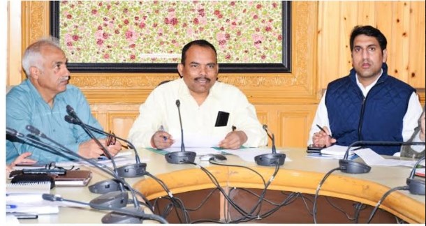 Div Com Kashmir reviews winter preparedness by various departments