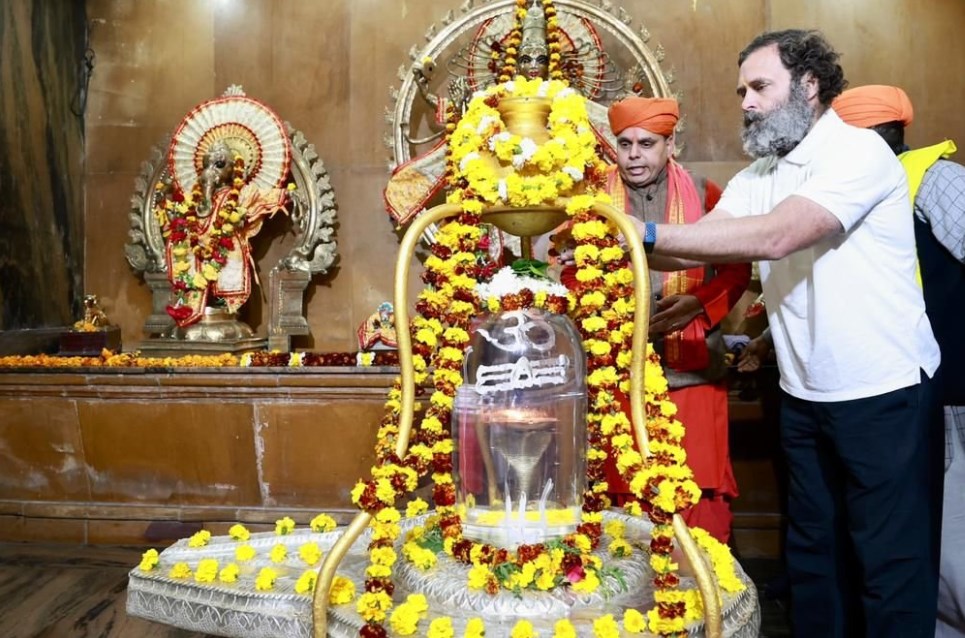 Congress MP Rahul Gandhi offered prayers at Shri Raghunathji Temple in Jammu