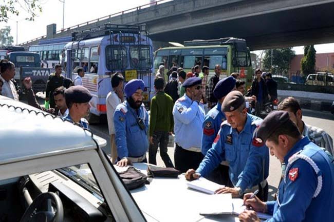 2 traffic cops caught on camera taking bribe, suspended