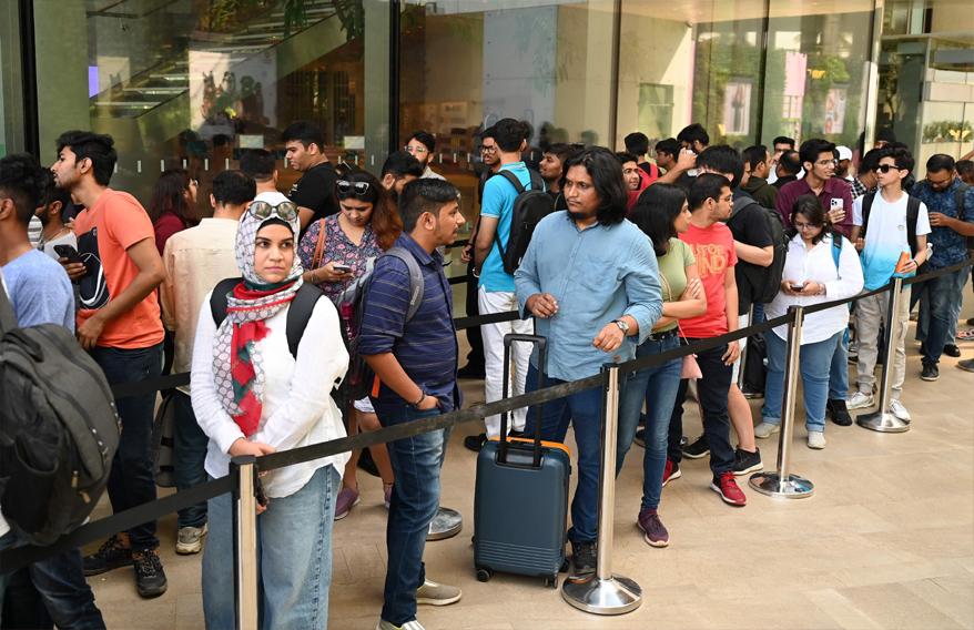Crowds gather at Apple Stores in Mumbai, Delhi ahead of sales of iPhone 18 Pro, iPhone 18 Pro Max