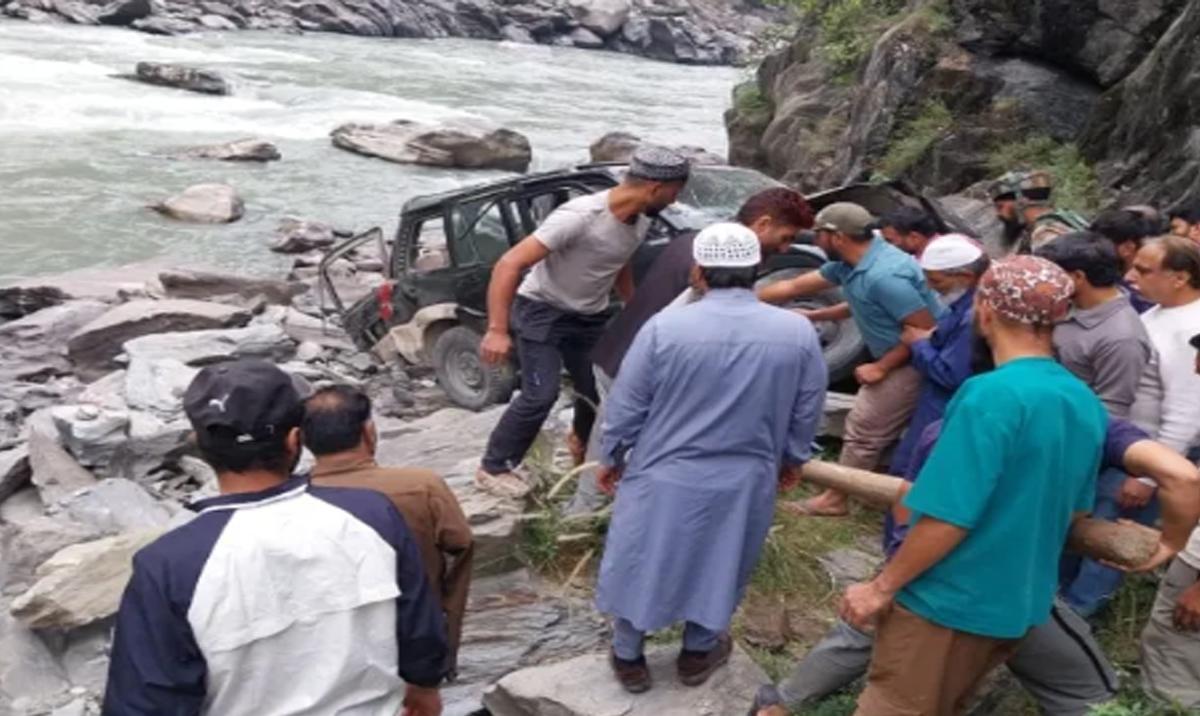 LG Sinha, CM Omar expresses grief over loss of lives in Kupwara accident