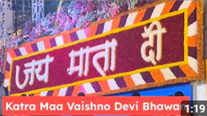 रंग बिरंगे फूलों के साथ सज़ा है कटरा माता वैष्णो देवी जी का दरबार #jaimatadi