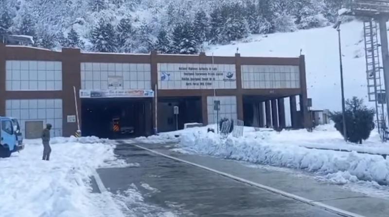 JK: Efforts underway to restore traffic on Srinagar-Jammu NH, other key roads post snowfall