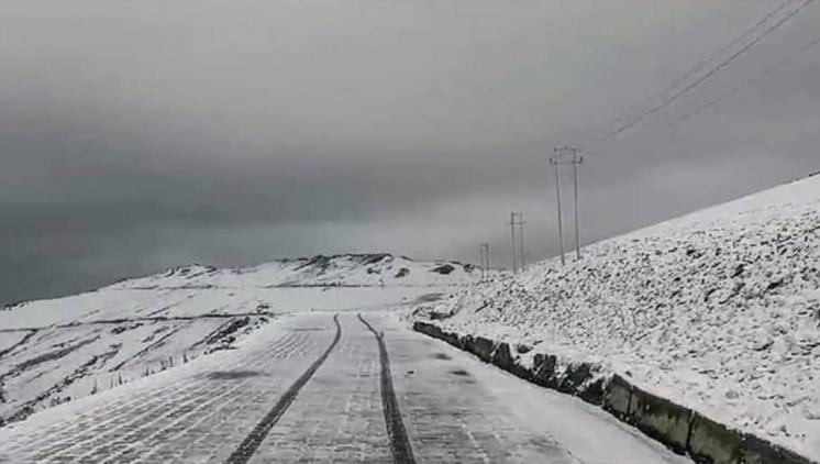 Bandipora–Gurez Road closed after Snowfall at Razdan Top