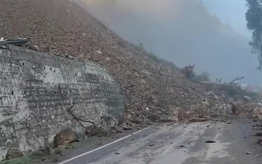 NH-44 blocked due to landslide, shooting stones; traffic suspended in both directions