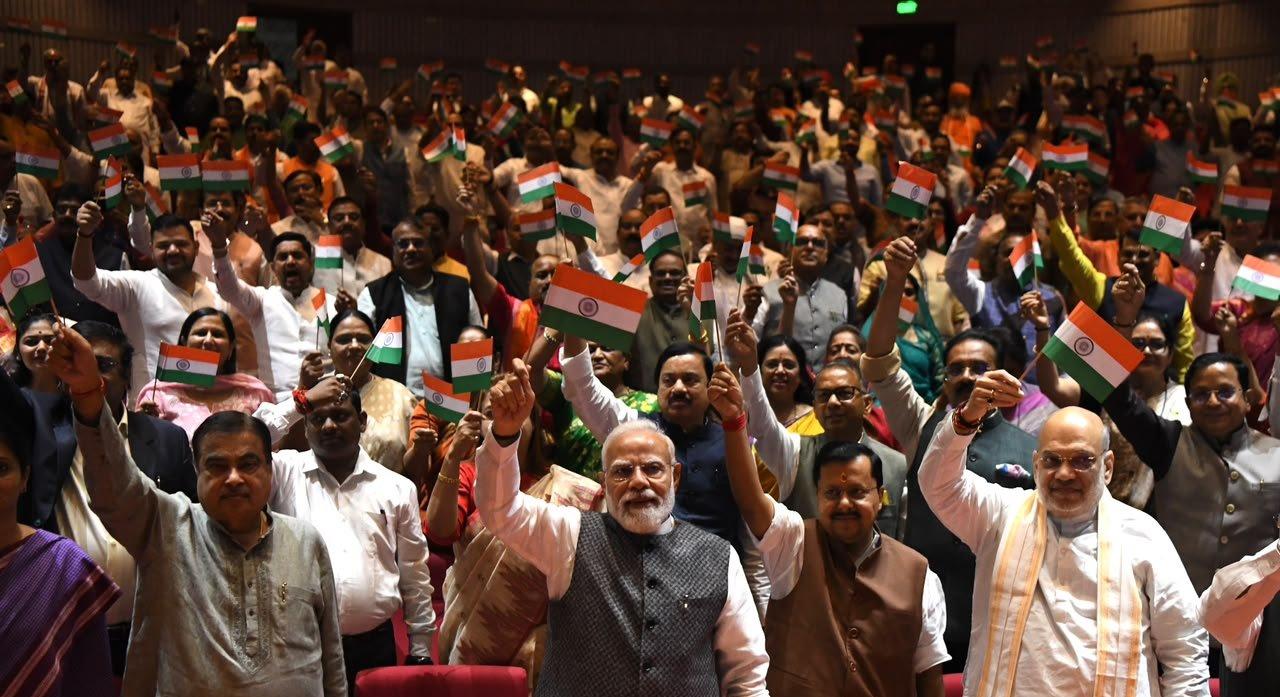 Tricolour-Waving MPs Greet PM Modi at 'Mangal Milan', Raise Slogans of 'Vande Mataram'